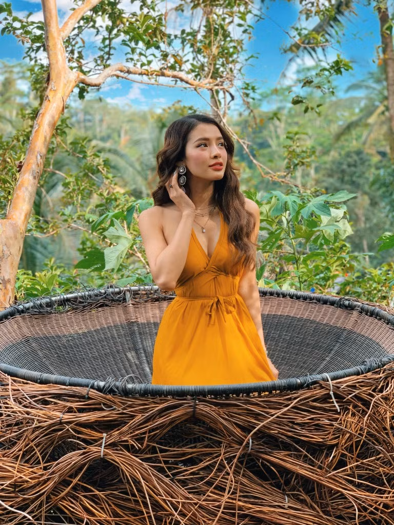 Phương Trinh vui vẻ cho biết, khi ở giữa không gian xanh mát, cô nàng lại càng có thêm ý thức phải luyện tập thể dục thể thao đều đặn để bảo vệ sức khỏe của mình.