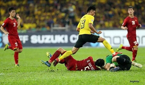 Tình huống cố tình đạp thẳng vào người Văn Lâm khi thủ thành này va chạm với Văn Hậu. Ảnh: Đức Đồng/Vnexpress.