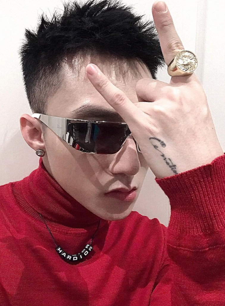 Tất nhiên là anh vẫn có những hình xăm nhỏ mang những ý nghĩa riêng biệt nhưng cũng không mấy ảnh hưởng tới hình ảnh.