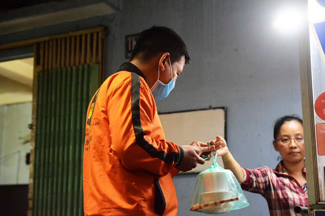 Thu nhập trung bình cho một người giao thức ăn đêm từ 5 triệu - 10 triệu đồng/tháng. Các khoản phụ khác gồm tiền hỗ trợ điện thoại, tiền thưởng, tiền "boa" từ khách hàng. Ảnh: HOÀI NHÂN.