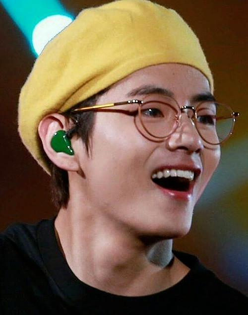 Một chiếc kính mắt khác giá khoảng 3,7 triệu đồng cũng rất được V ưu ái.