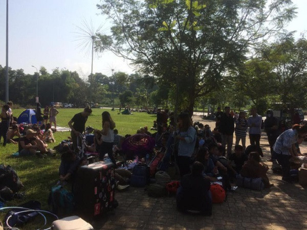 Các tình nguyện phải vạ vật cả ngày ở bên ngoài Làng Văn hóa mà không được thông báo rõ ràng.