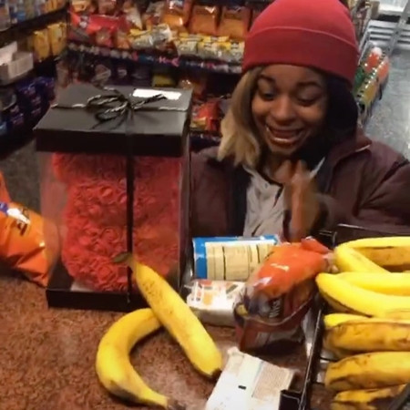 Một khách hàng vô cùng vui mừng và xúc động khi được lấy thực phẩm mà không phải trả tiền.