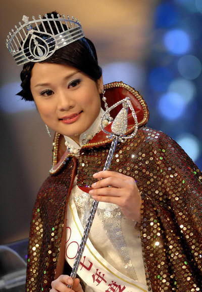 Hình ảnh đăng quang của Hoa hậu 2007.