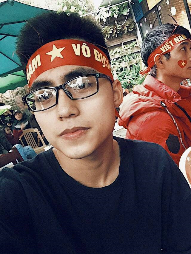Việt Hoàng cũng là một fan của U23 Việt Nam. Anh chàng thường cổ vũ rất nhiệt tình trong các trận đấu.