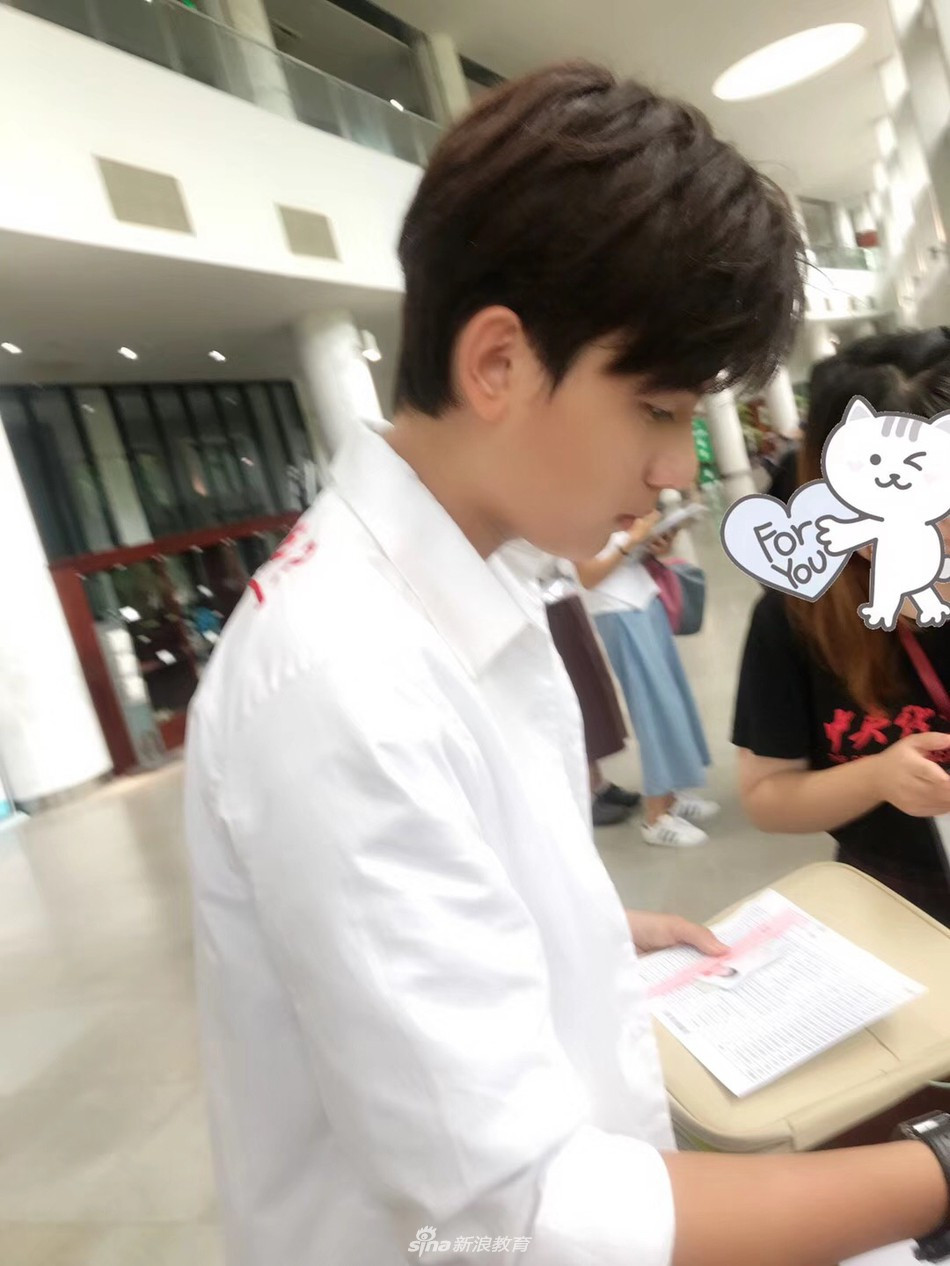 Góc nghiêng thần thánh của một nam sinh viên.