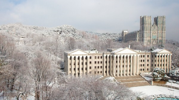 Mùa Đông ở Đại học Kyung Hee giống hệt khung cảnh châu Âu.