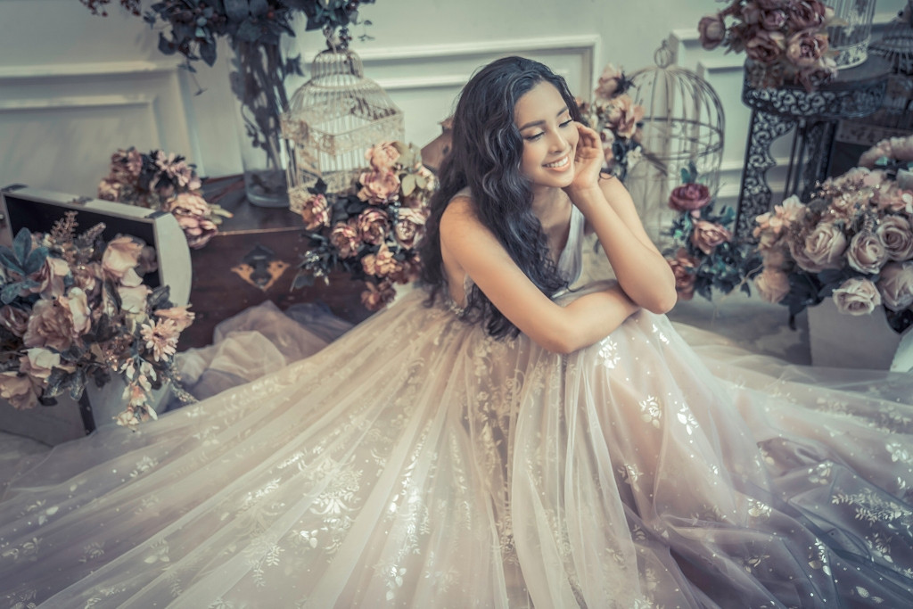 Được chọn làm nàng thơ trong Fashion Show sắp tới, Tiểu Vy sẽ khoác lên mình những bộ cánh bay bổng kết hợp với những đường cắt và phom dáng hiện đại.