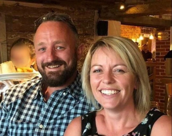 Chân dung hai nhân vật chính của trò đùa này.