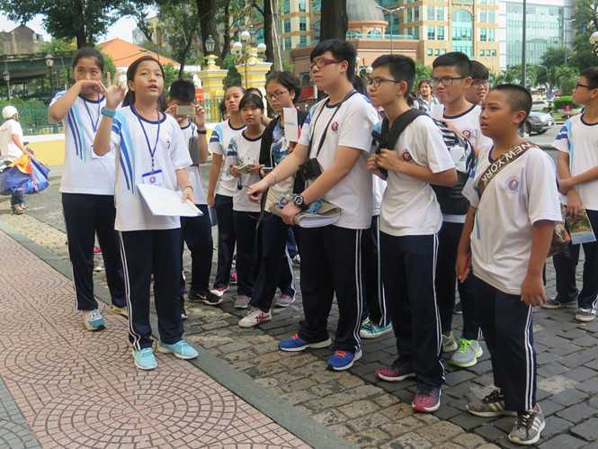 Học sinh một trường THCS tại Q.1 (TP.HCM) tham gia tiết học ngoại khóa do nhà trường tự tổ chức. (Ảnh: Bảo Châu)
