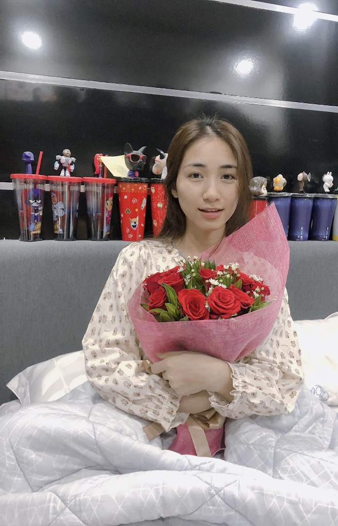 Hòa Minzy trông đã khỏe hơn sau khi phẫu thuật nhưng thần sắc vẫn rất nhợt nhạt.