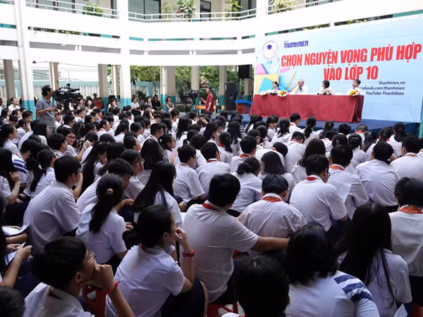 Học sinh tham gia buổi tư vấn chọn nguyện vọng lớp 10 của Báo Thanh Niên. Ảnh: Đ.N.T