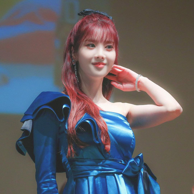 Eunbi (IZ*ONE) chỉ cần gắn thêm chiếc nơ nhỏ xinh này là đã có diện mạo đáng yêu hết nấc.