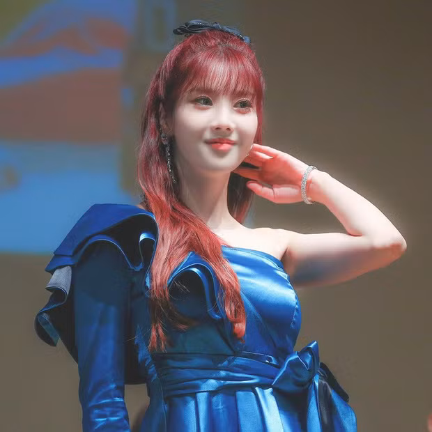 Eunbi (IZ*ONE) chỉ cần gắn thêm chiếc nơ nhỏ xinh này là đã có diện mạo đáng yêu hết nấc.