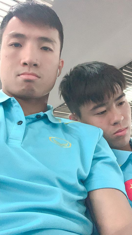 Trên mạng xã hội, trung vệ Bùi Tiến Dũng đã đăng tải bức ảnh chụp cùng Duy Mạnh, động viên đàn em sớm vượt qua khó khăn: "Vận đen nó đến thì cứ đón nhận thôi em nhỉ. Mọi chuyện sẽ sớm quay trở lại bình thường thôi em. Cố lên em".