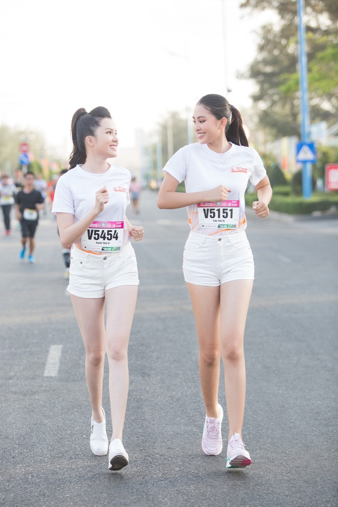 Được biết, dàn người đẹp đều là những người bạn thân thiết ở cuộc sống thường nhật, nên việc cùng tham gia hoạt động chạy lại càng khiến các cô nàng thêm phần hứng khởi. Hoa hậu Tiểu Vy chia sẻ: “Lần đầu trực tiếp tham gia cổ động cho một giải chạy bộ quy mô, cùng các chị em nhà “Hậu”, Vy không khỏi háo hức và lòng đầy năng lượng để thử sức mình”.