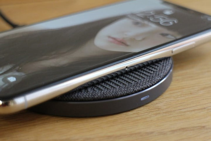 Sạc Native Union có thân nhôm, chân cao su tròn bên dưới, cùng với một đèn LED nhỏ ở bên cạnh để hiển thị trạng thái sạc.