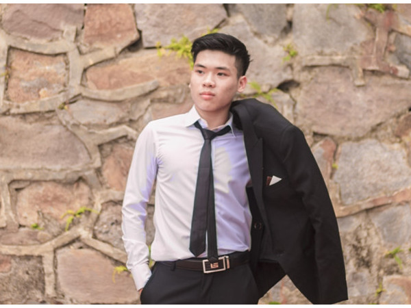 Thủ khoa khối B là bạn Lê Bá Hoàng đến từ Phú Thọ. Kết quả từng môn trong tổ hợp Toán – Hoá – Sinh của Hoàng lần lượt là 9,8; 10; 9,75.