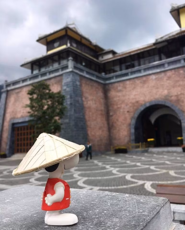 Vì quá dễ thương nên chú cún Snoopy chỉ cần đứng vào hình là có ngay ảnh đẹp.