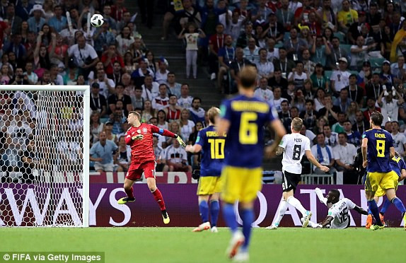Bóng bay vào lưới trước sự bất lực của thủ thành Neuer. Ảnh FIFA.