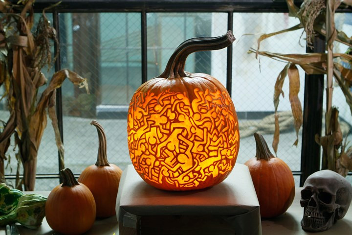 Evan cho biết, họ bắt đầu khắc bí ngô nghệ thuật 8 năm trước khi nhận được một hợp đồng khắc bí ngô cho Bảo tàng Nghệ thuật đương đại ở New York, dựa trên các tác phẩm được trưng bày ở đó.