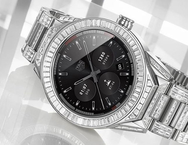 Được trang trí bằng 589 viên kim cương tuyệt đẹp, và đây cũng là nguyên nhân mức giá "khủng" của nó.