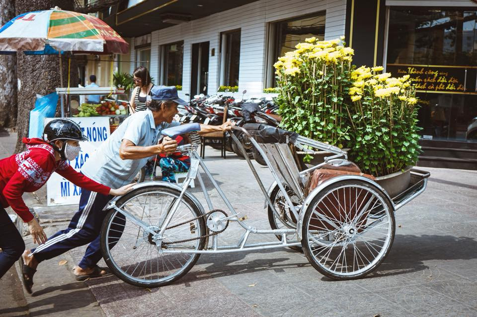 Đã nghe mùi Tết luồn trong gió.
