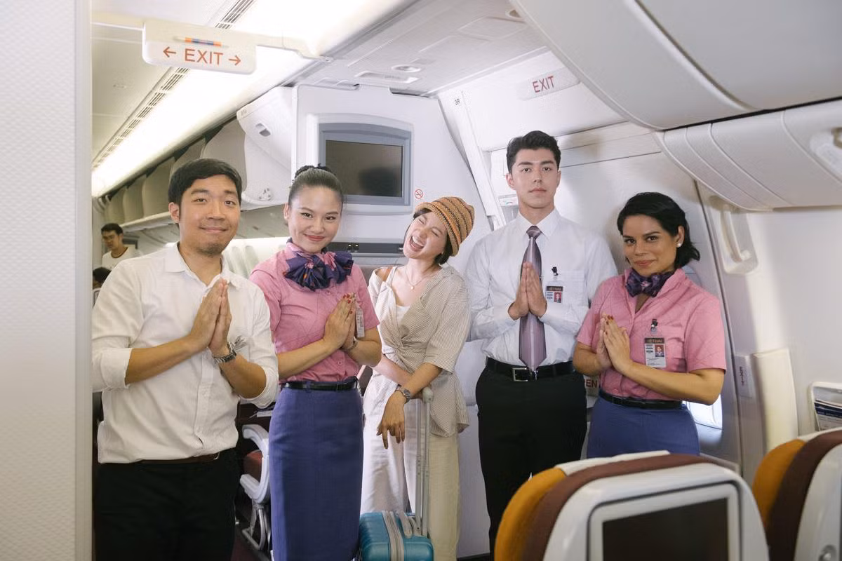 Tiếp viên Palm vẫn rất nghiêm túc còn cô bạn thân thì "hớn" quá rồi!