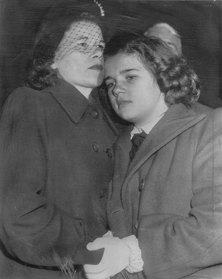 Sally lúc được đoàn tụ với mẹ sau 2 năm bị bắt cóc.