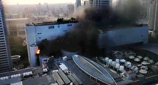 Khó đen bốc lên từ hiện trường vụ hỏa hoạn. Ảnh: National Multimedia.