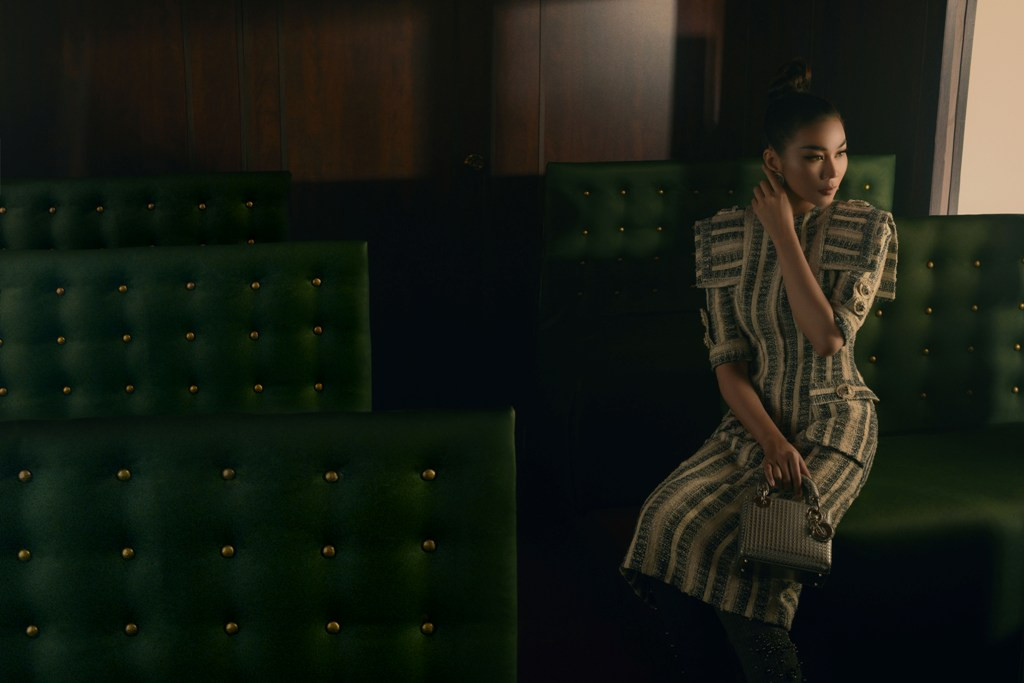 Những chiếc váy vải tweed dáng dài cùng họa tiết kẻ sọc “kinh điển” chưa khi nào lỗi mốt.