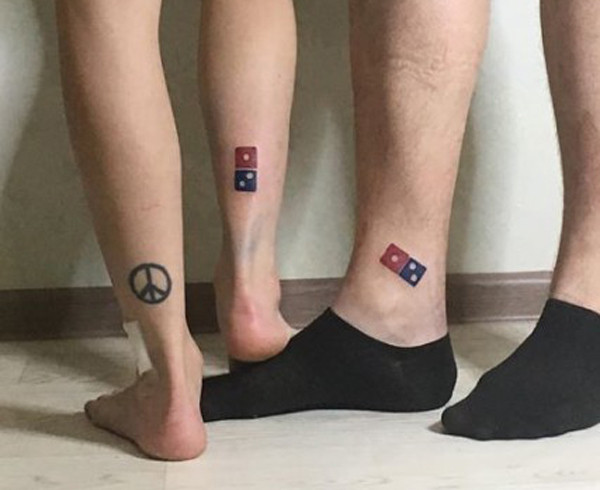 Những hình ảnh xăm logo pizza được chia sẻ khắp nơi trên mạng xã hội Nga.