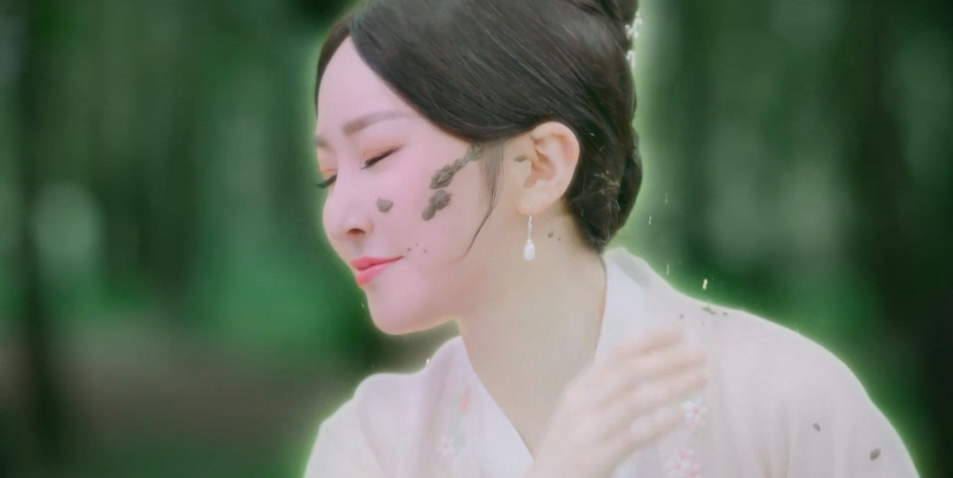 Vì phải đi theo giám sát Cẩm Mịch mà Duyên Cơ bị ăn bùn vào mặt.