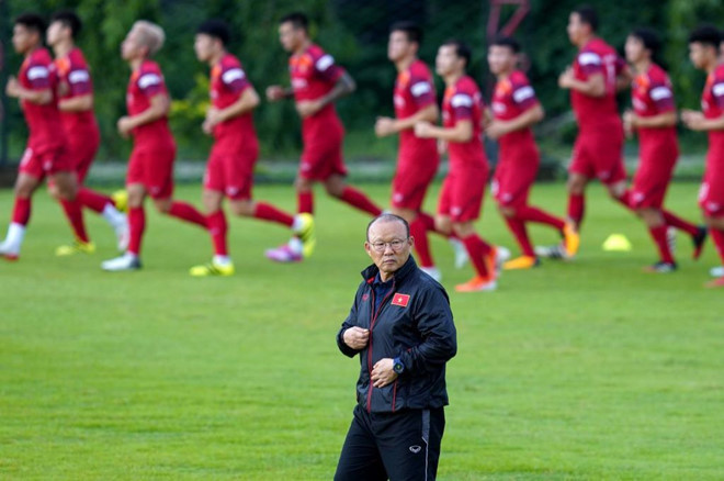 Báo Hàn Quốc cho rằng HLV Park Hang-seo chậm trễ trong việc tái ký hợp đồng là do bị "ép chỉ tiêu" quá cao. Ảnh: ĐỘC LẬP.