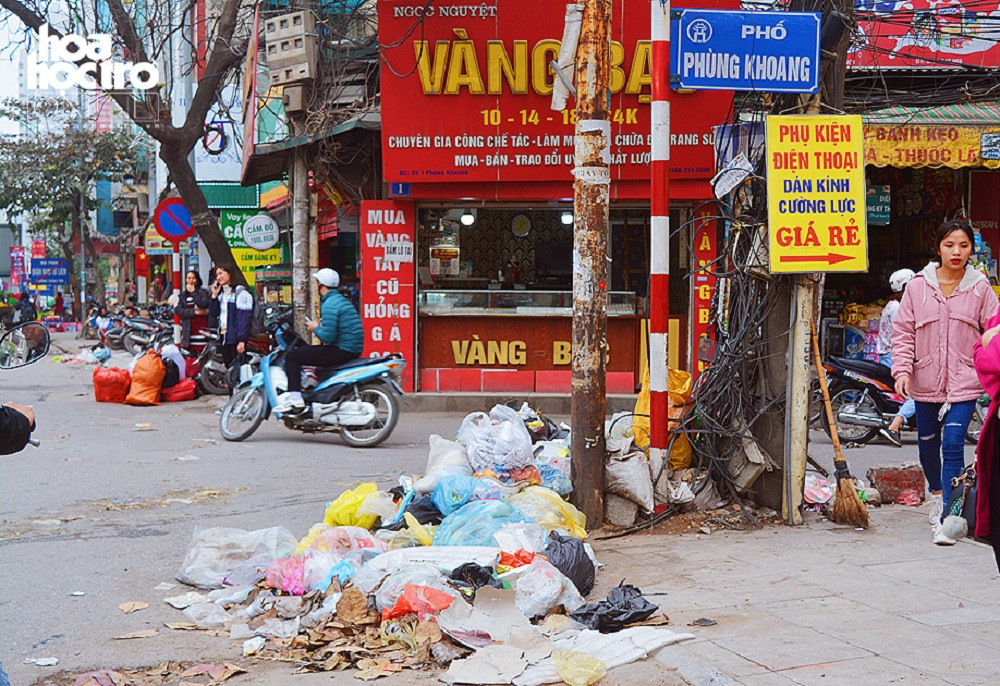 Một bãi rác ngay đầu phố Phùng Khoang, Thanh Xuân, Hà Nội.