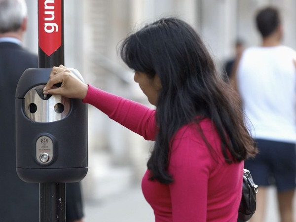 Một số nước đã phải lắp những hộp để mọi người thả bã kẹo cao su vào, vì chúng rất hại môi trường. (Ảnh minh họa)