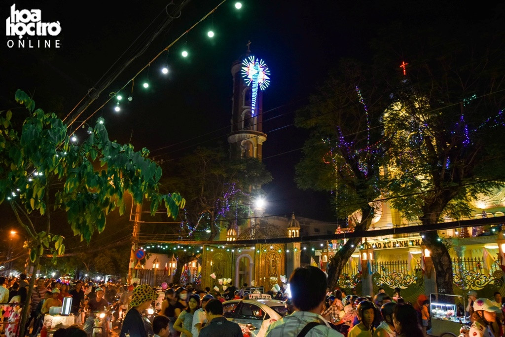 Đêm Noel, đông đảo người dân đổ về khu xóm đạo đường Phạm Thế Hiển (quận 8, TP.HCM) để đi chơi lễ.