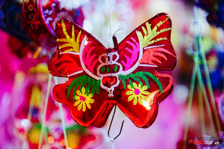 Thứ ánh sáng rực rỡ của những chiếc lồng đèn phát ra luôn khiến người ta có cảm giác ấm áp, đoàn viên.