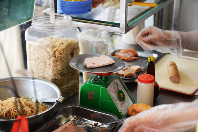 Chả kẹp bánh mì được cân rõ ràng cho từng ổ để đảm bảo khối lượng.