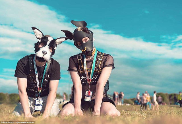 Một cặp đôi chụp hình tại lễ hội Northern Pride ở Newcastle, Anh.