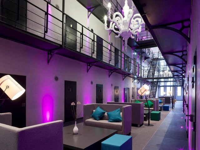 Bên trong một nhà tù được thiết kế hoàn toàn mới, nhưng vẫn giữ cánh cửa các phòng giam cũ.