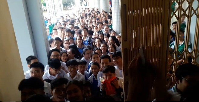 Rất đông bạn bè tụ tập xem hành động tỏ tình gây chú ý ở THPT Thái Phiên, Đà Nẵng. (Ảnh: Cắt từ clip)