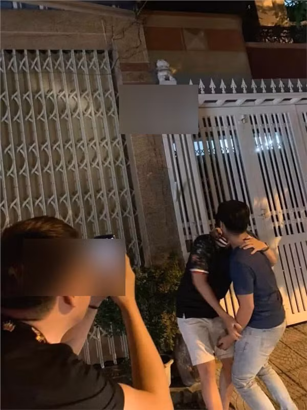 Đùa giỡn quá đà trước khu vực nhà ông Nguyễn Hữu Linh.