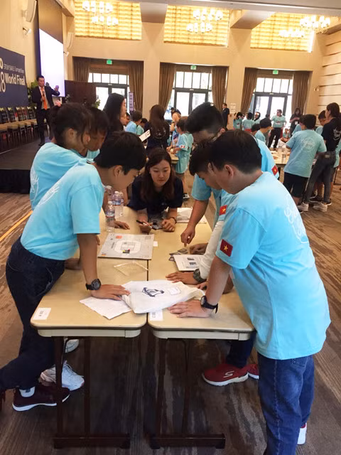 Học sinh Viet Nam làm bài thi đồng đội.