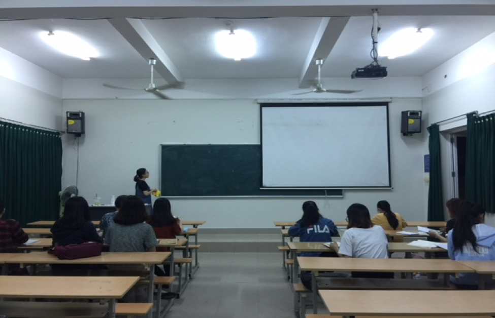 Học tại khu phòng học Trường ĐHNN - ĐHĐN với đầy đủ trang thiết bị dạy và học.