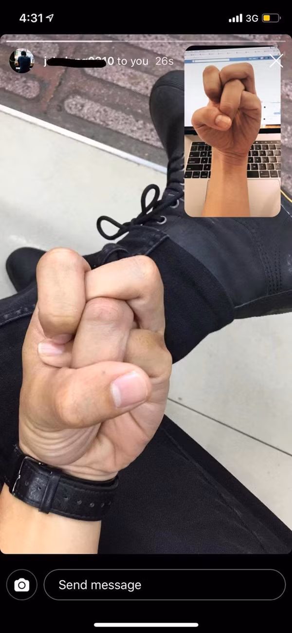 Ăn theo trào lưu, cư dân mạng Việt cũng rầm rộ khoe ảnh thực hiện thành công thử thách tạo nút thắt bằng ngón tay.