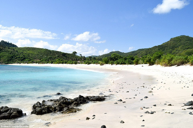 Không ghế nằm, dù che nắng hay cửa hàng bán đồ lưu niệm, bãi biển Semeti trên đảo Lombok ở Indonesia được mô tả như một viên ngọc quý hiếm của tự nhiên.