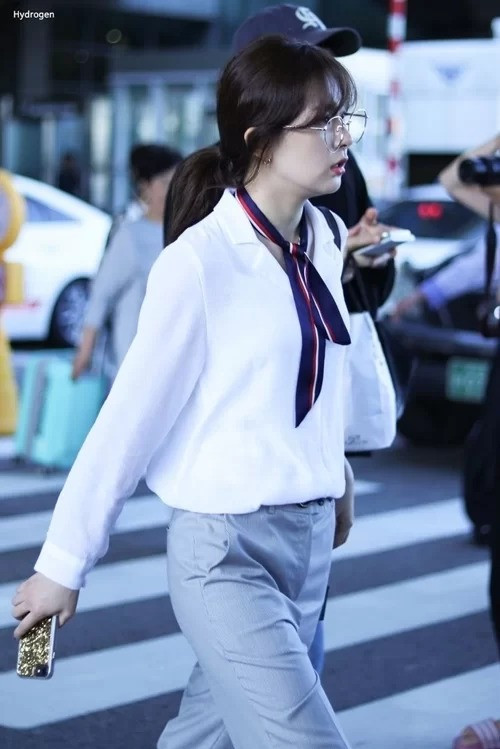 Một trong những item "tủ" của Seulgi là những chiếc áo sơmi đơn giản, phối cùng khăn quàng cổ, quần jeans, quần ống rộng hay chân váy, tùy theo từng phong cách cô lựa chọn.