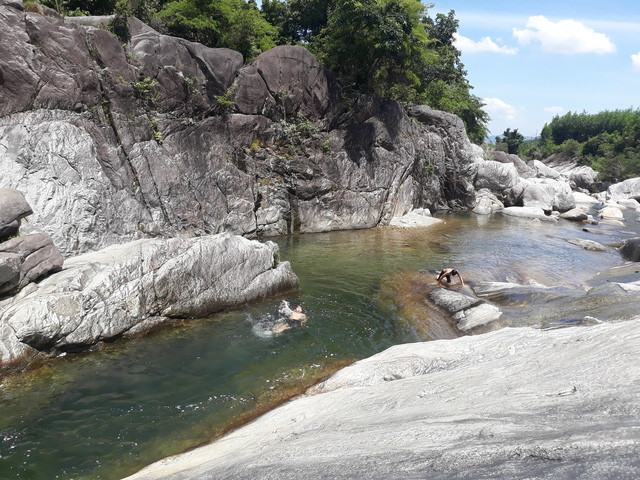 Đoạn suối Trà Bói đẹp nhất kéo dài hơn 1 km với những dòng thác, bờ đá, hồ nước tự nhiên tuyệt đẹp. Bắt nguồn từ giữa đại ngàn nên khi về đến đây dòng nước suối Trà Bói luôn mát lạnh, trong vắt ngay cả vào những buổi trưa nóng bức nhất.