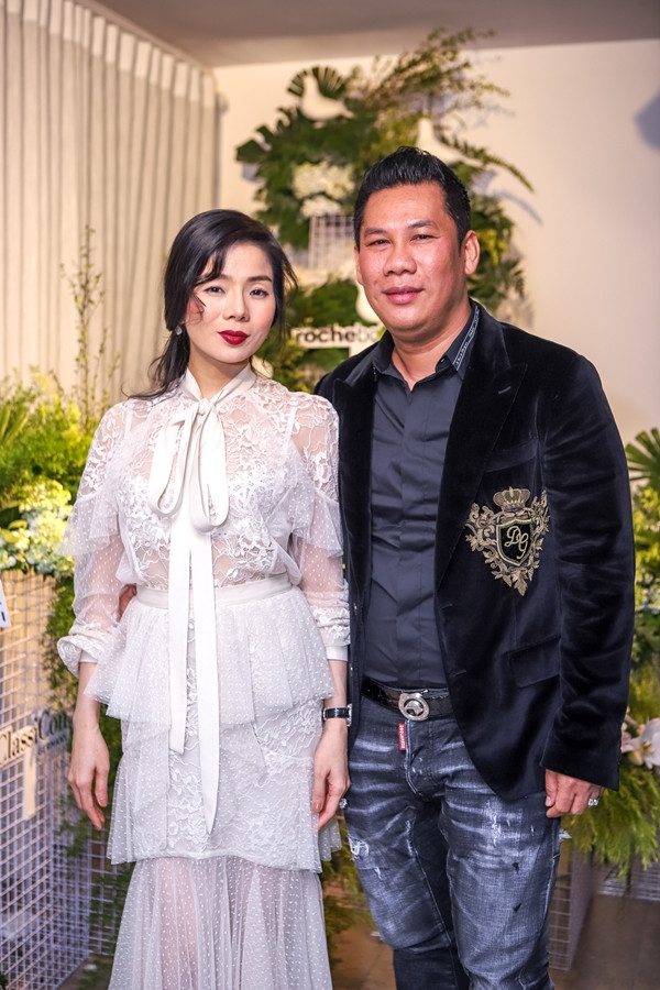 Ca sĩ Lệ Quyên sánh đôi cùng chồng tại sự kiện.